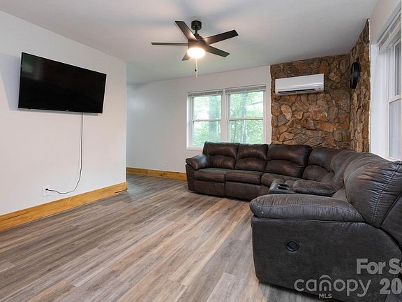 3rd image of 210 Sunset Farm Rd