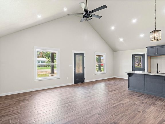 5th image of 809 Forrest Ave E