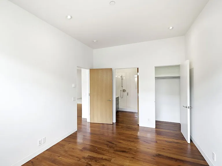 1076 S Van Ness Ave — Photo 24