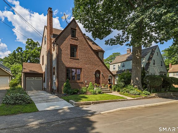 3rd image of 65 Dawes Avenue