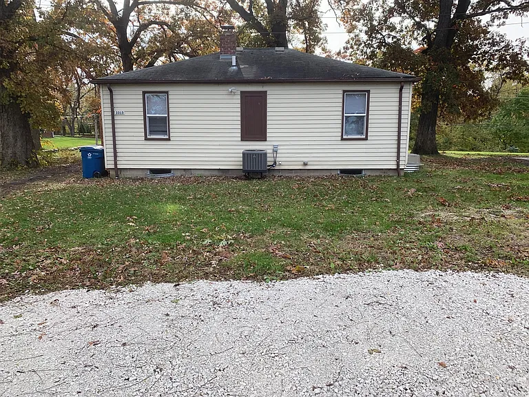 3315 Valley Dr — Photo 2
