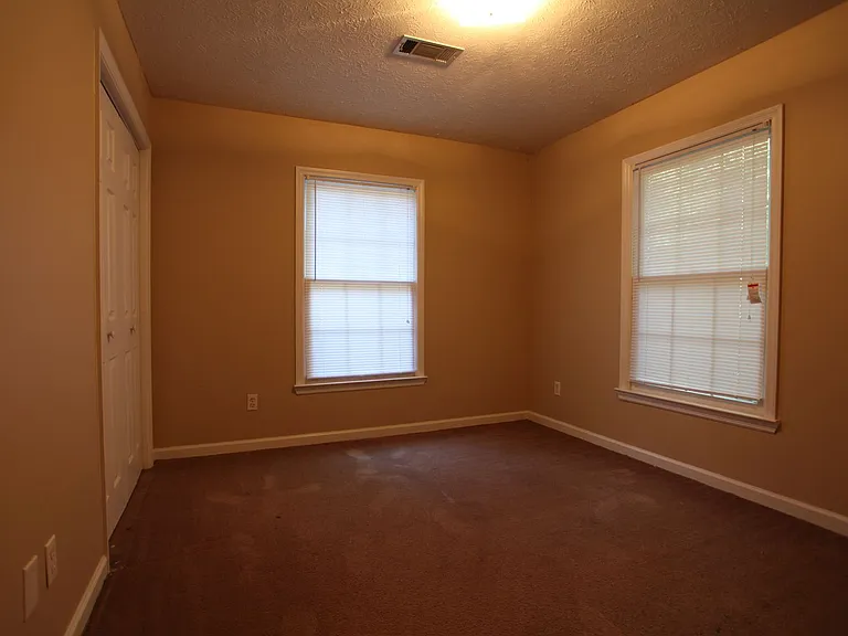 1393 Kurt Cir — Photo 5