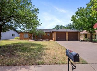 2044 Longhorn Dr, Levelland, TX 79336