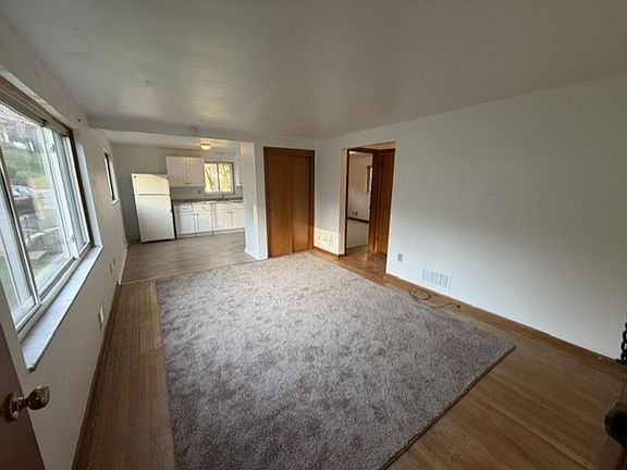 4th image of 50 Sceneridge Ave