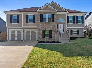 1210 E 15th St, Kearney, MO 64060