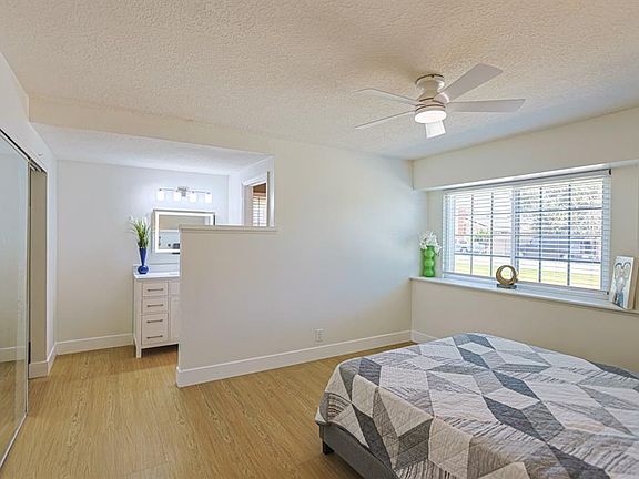 3rd image of 17819 Bay St