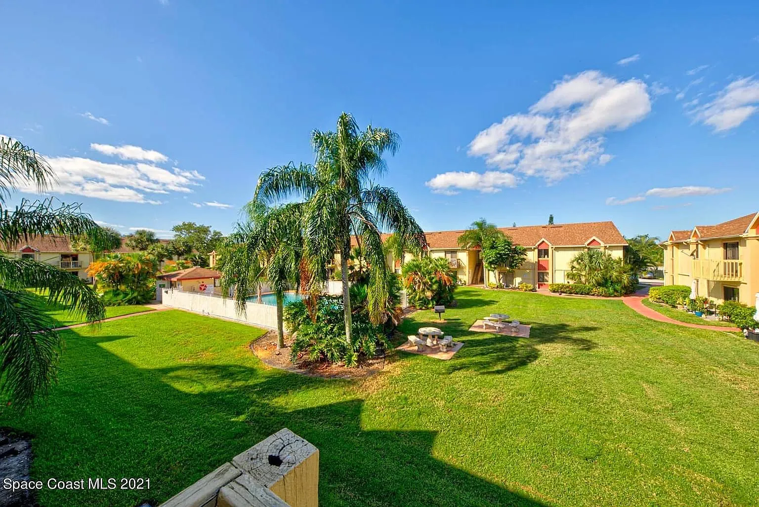2190 Forest Knoll Dr NE — Photo 2