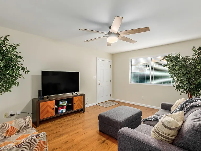 1949 E Inverness Cir — Photo 6