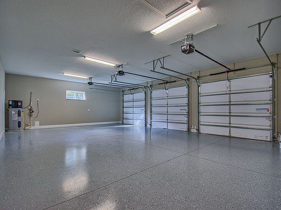 Amazing 3-Car Garage