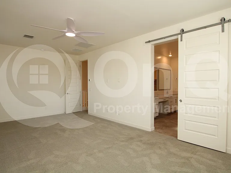 943 E Danbury Dr — Photo 5