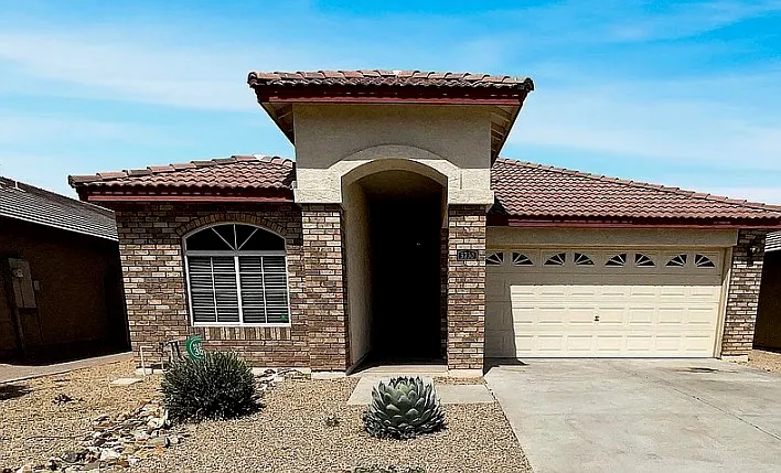 5730 S 27th Dr — Photo 1