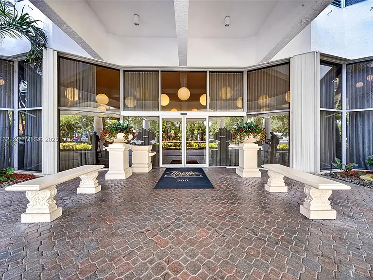 3600 Mystic Pointe Dr #310 — Photo 3