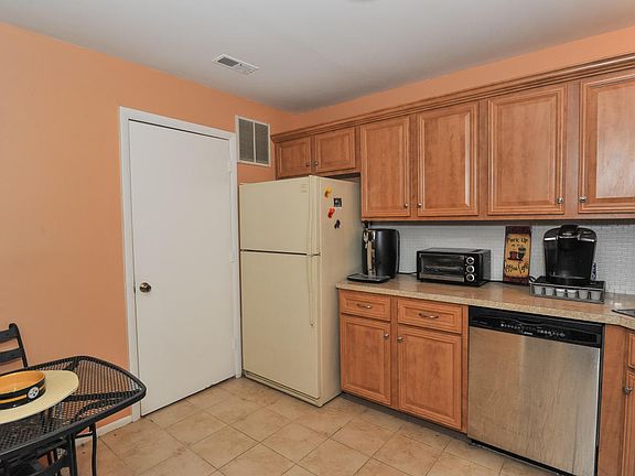 3rd image of 703-3 Zlotkin Cir