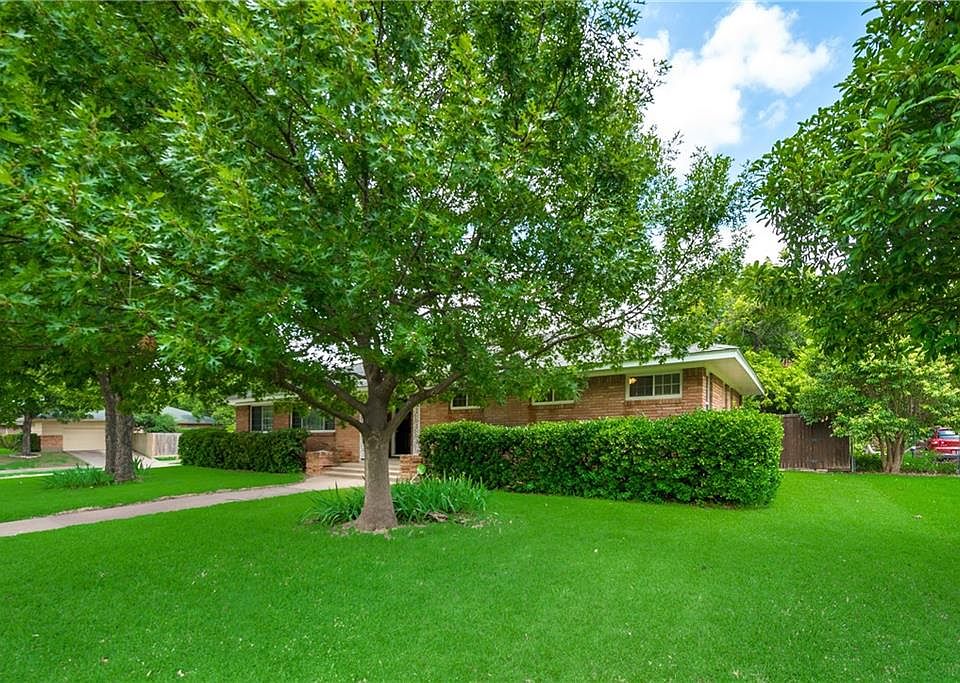 1st image of 301 S Dorothy Dr