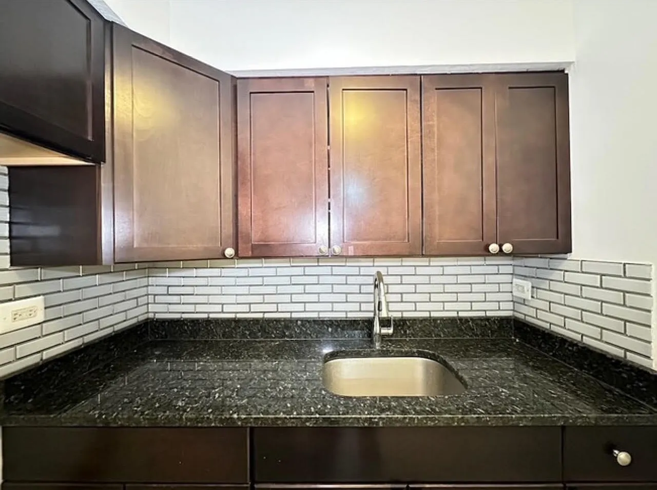 1 bed, 800 sqft, $1,900 — Photo 2
