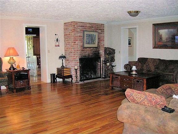 3rd image of 425 Willowshade Ln