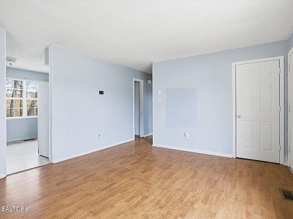5th image of 134 Foxwood Cir