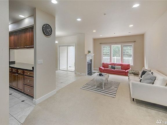 4th image of 19941 15th Ave NE #1
