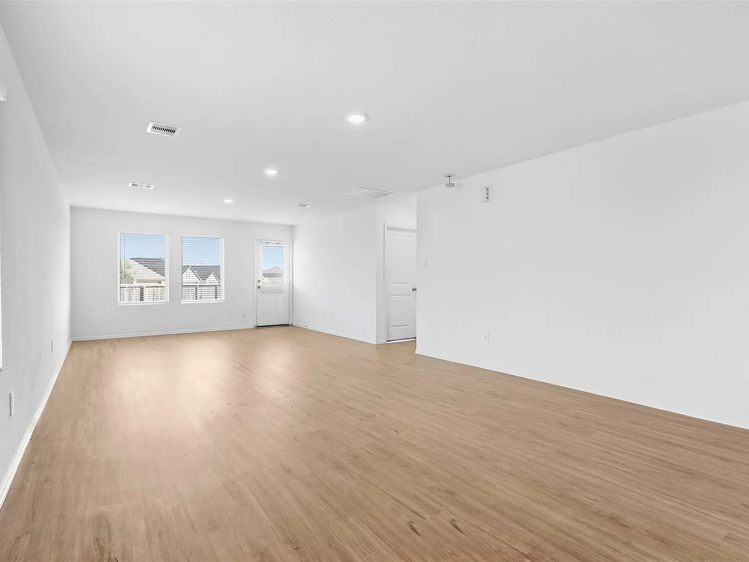 4 bed, 2.0 bath, 1631 sqft, $2,300 — Photo 3