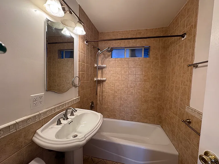 1713 W Victory Blvd #1713 — Photo 4