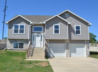 2634 Oakwood Dr, Junction City, KS 66441