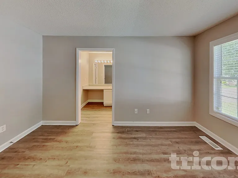 2112 McKinnon Dr — Photo 8