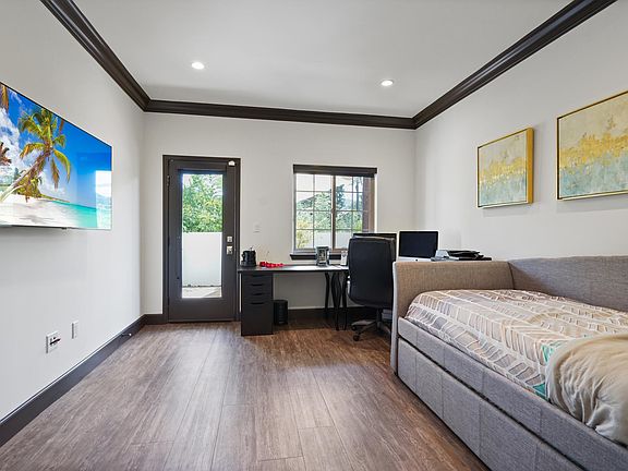 3rd image of 4323 Bloomfield Ln