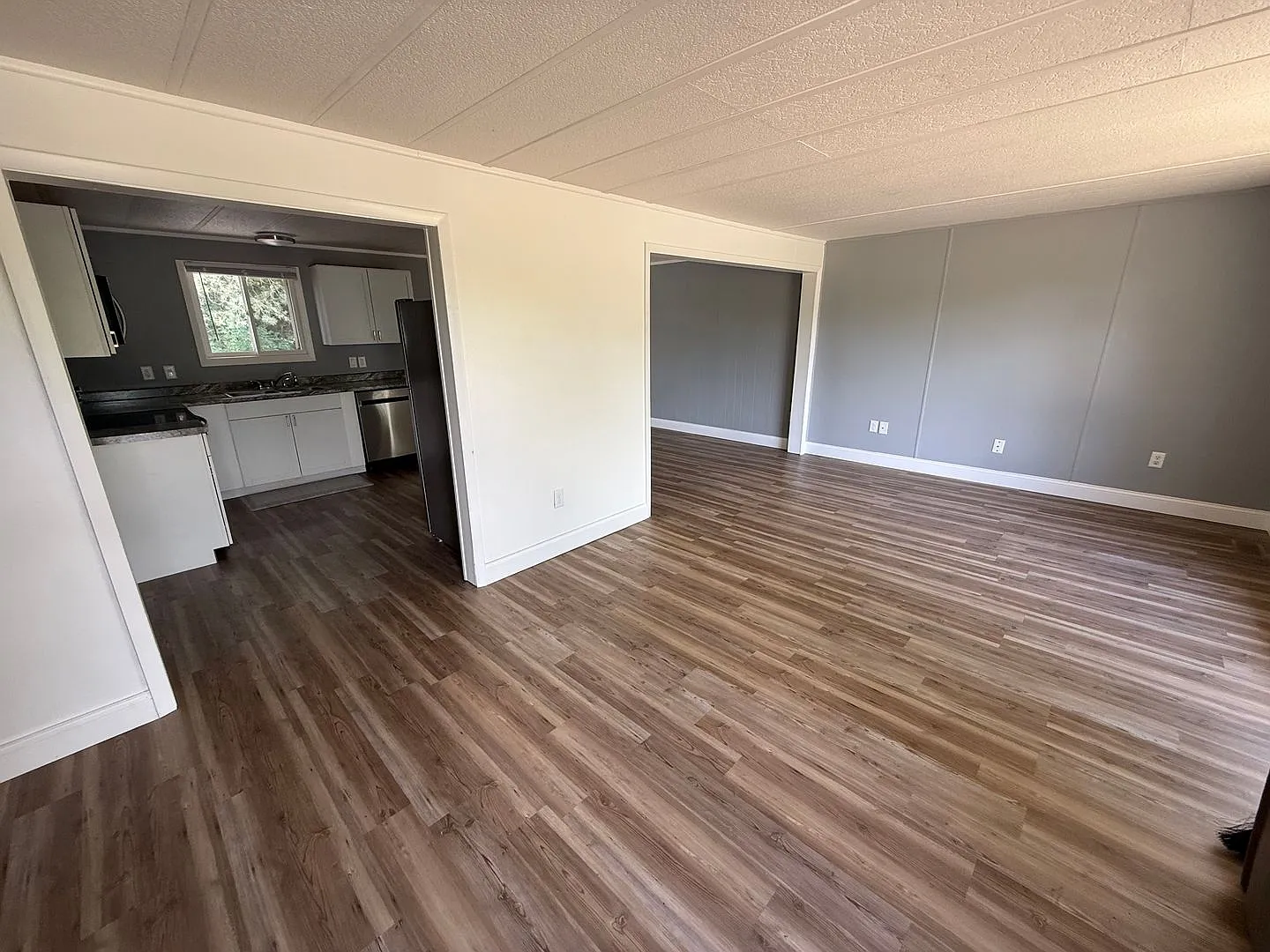 Three Bedroom, One Bathroom Duplex Apartment — Photo 1