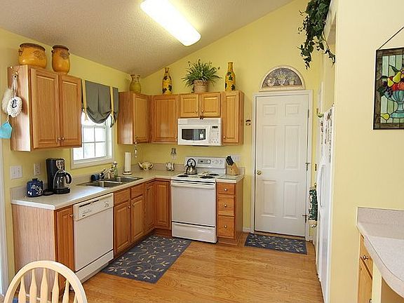 Kitchen with plenty of space for cooking a big meal!