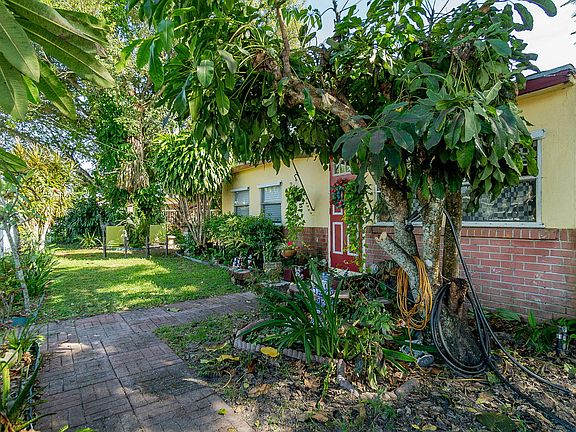 2nd image of 2922 Genessee Avenue