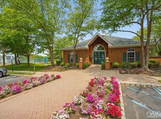 51 Columbus Dr, Franklin Park, NJ