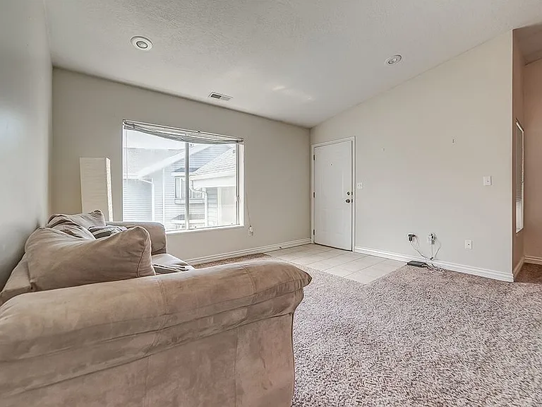 1541 N Riverside Ave — Photo 1