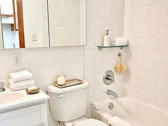 5th image of 1425 York Ave APT 1b