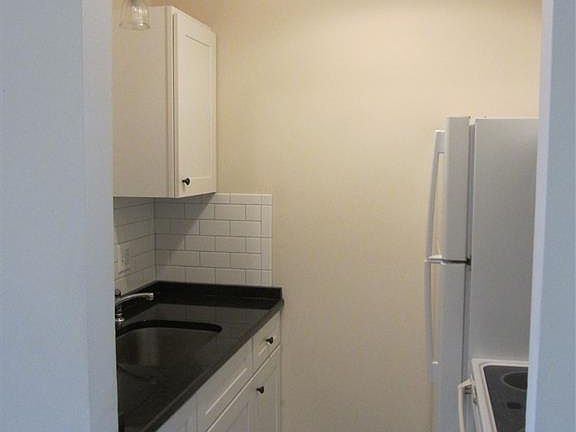 5th image of 31831 Grand River Ave Unit 21