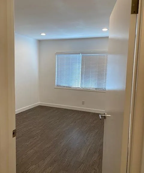 South Redondo Apartments — Photo 22