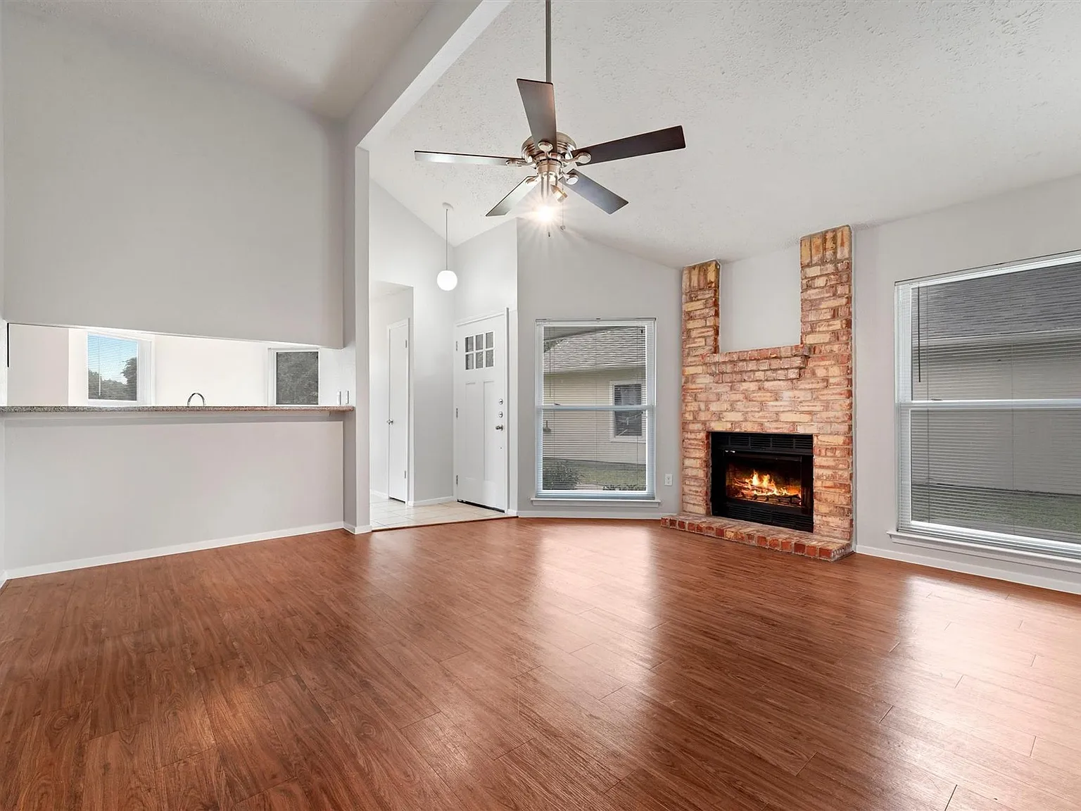 3 bed, 1.5 bath, 1129 sqft, $1,650 — Photo 3