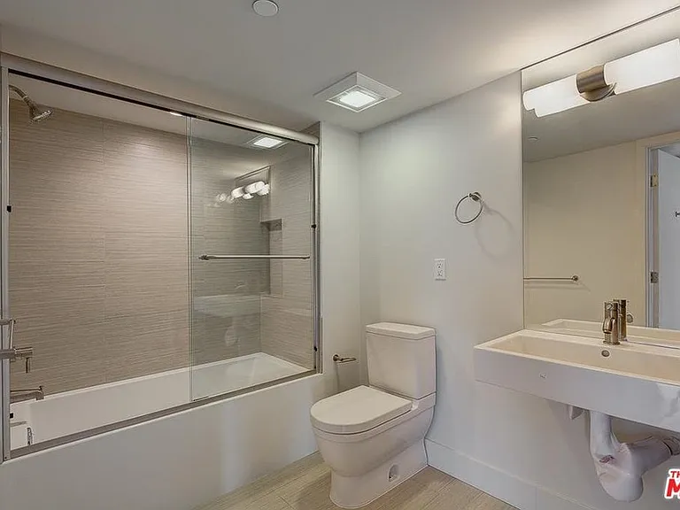 1306 N Orange Dr — Photo 12