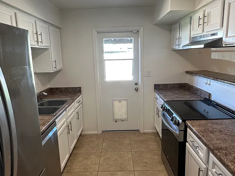 1016 W 12th St — Photo 3