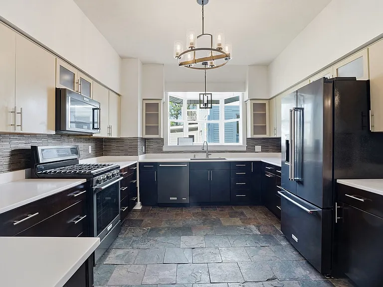 809 E Henry St — Photo 20