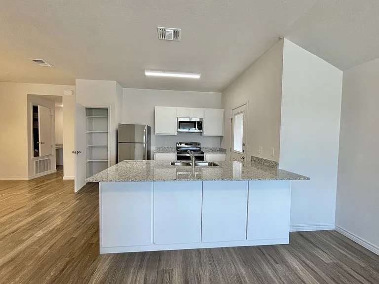 1802 Montell St — Photo 5