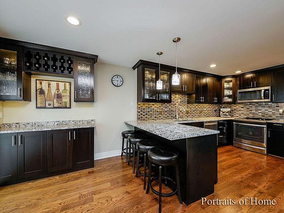 5th image of 153 Castlewood Ct