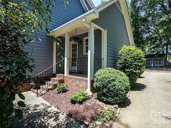 5th image of 4020 Meadowridge Dr