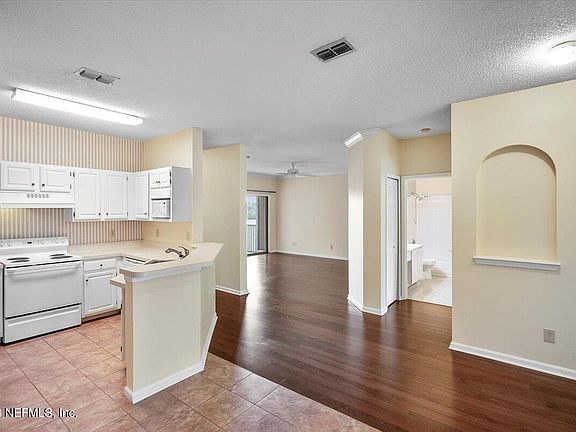 4th image of 10000 GATE Parkway N #824