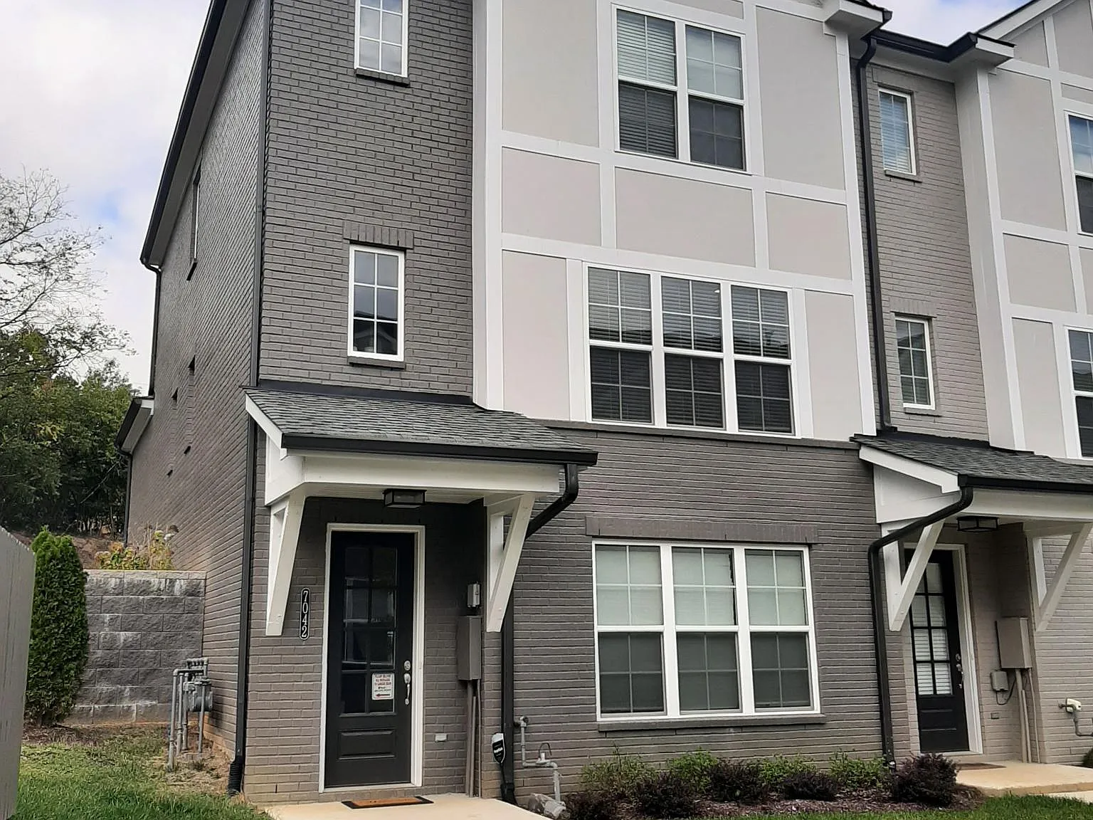 3 bed, 3.5 bath, 2161 sqft, $3,400 — Photo 2