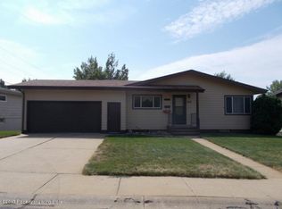 230 Carlson St, Dickinson, ND 58601