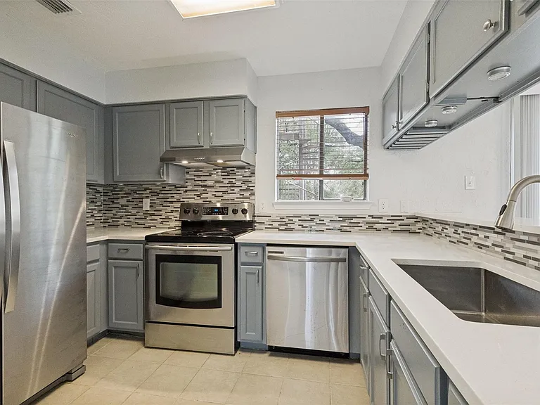 6810 Deatonhill Dr #204 — Photo 3