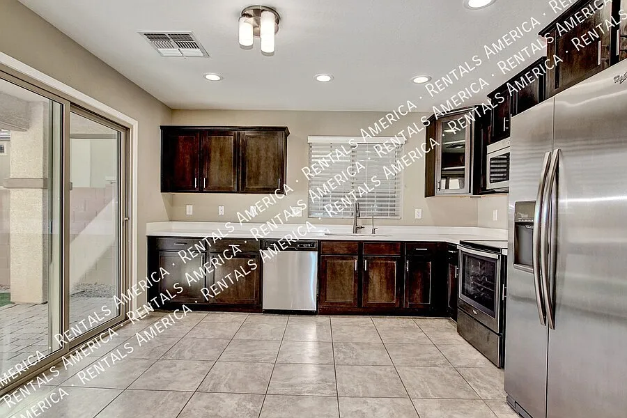 Available Now! 3bd 2.5 Ba W/ Loft & Bonus Room Located In Gilbert! — Photo 3