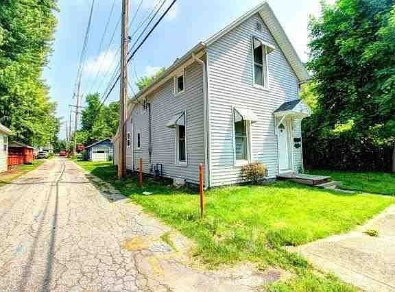 3rd image of 411 Queen St