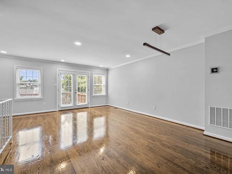 2035 S Glebe Rd — Photo 13
