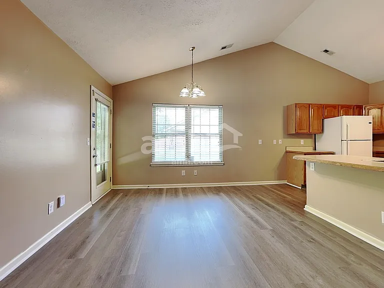 132 Warner Dr — Photo 5